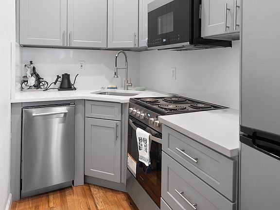 2nd image of 323 W 89th St APT 1A