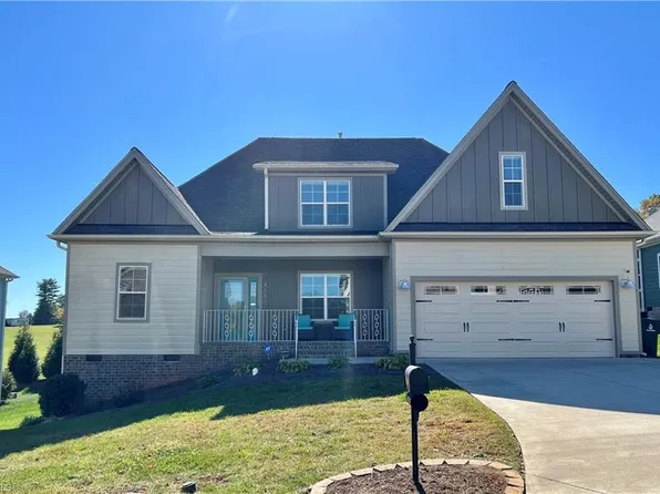 4640 Fairway Run Dr, Pfafftown, NC 27040