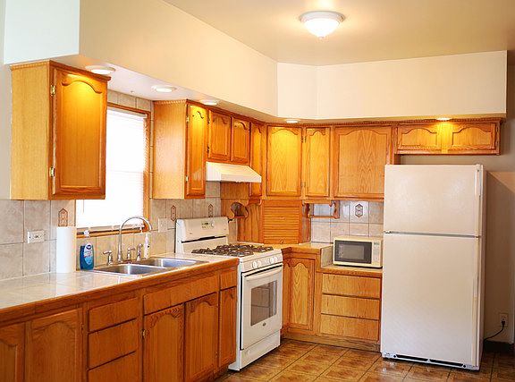 5th image of 5049 W Oakdale Ave