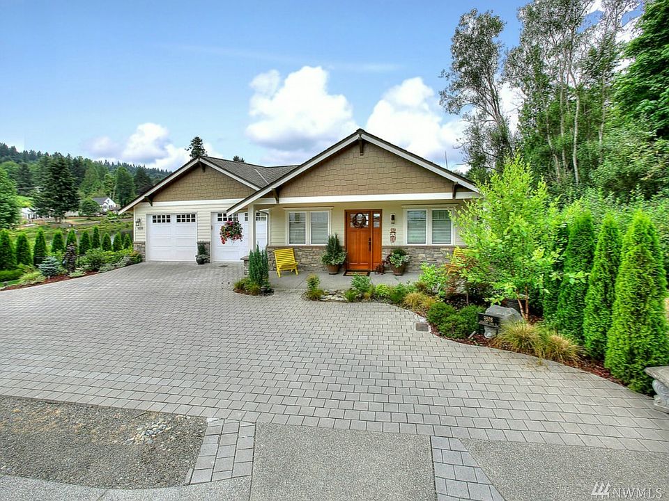 Serene and private, park-like setting on Gig Harbor Bay.
