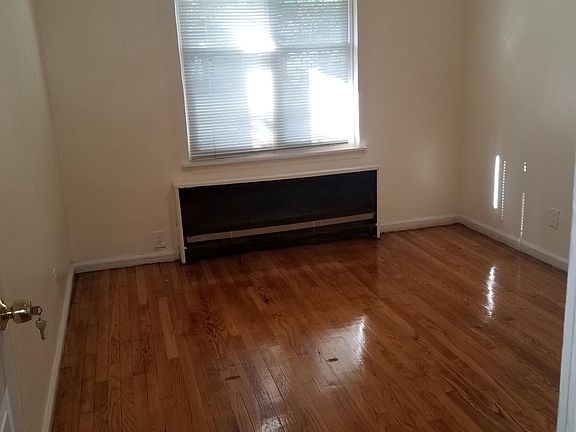 4th image of 1489 Burke Ave #1