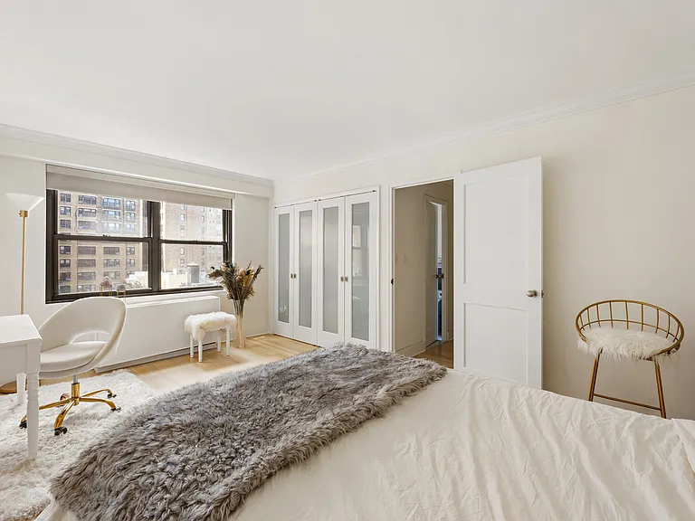 132 E 35th St #9L — Photo 6