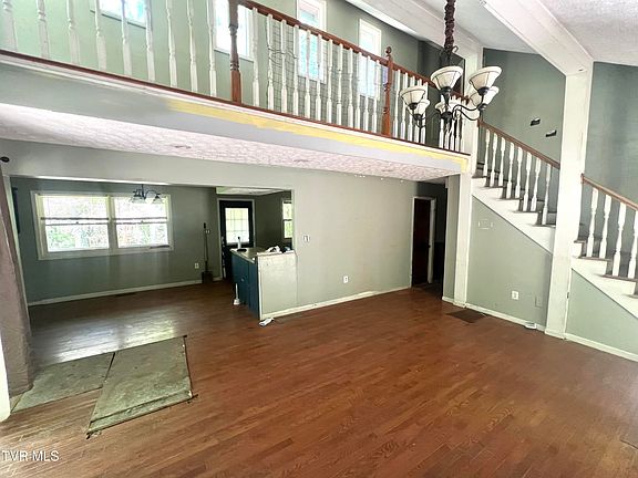 4th image of 705 Laurel Ln SE