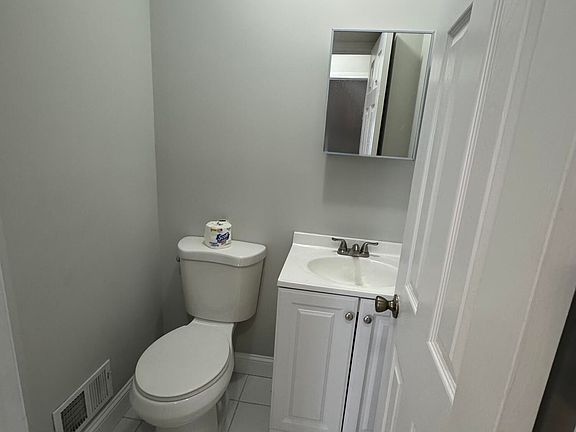 5th image of 493 Doane Ave