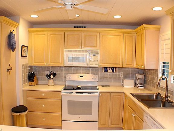 4th image of 1801 Olde Middle Gulf Dr Unit E