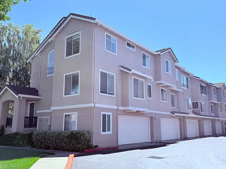 401 Skylark Ct — Photo 43
