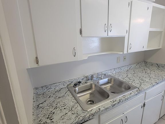 5th image of 2319 N Whittier St