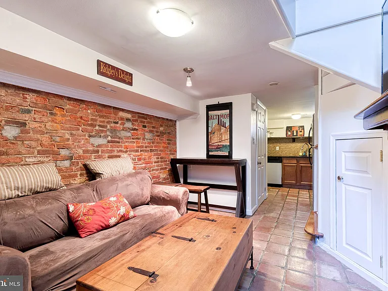 653 Dover St — Photo 14