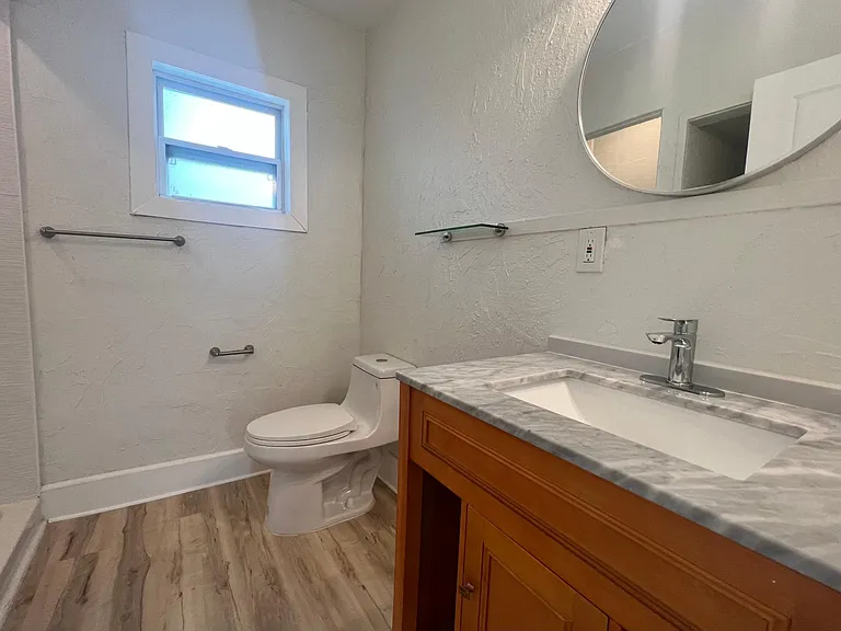 242 Taylor Ave S #1/2 — Photo 8