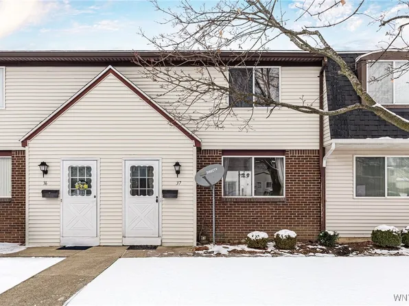 37 Parkview Ct, Lancaster, NY 14086