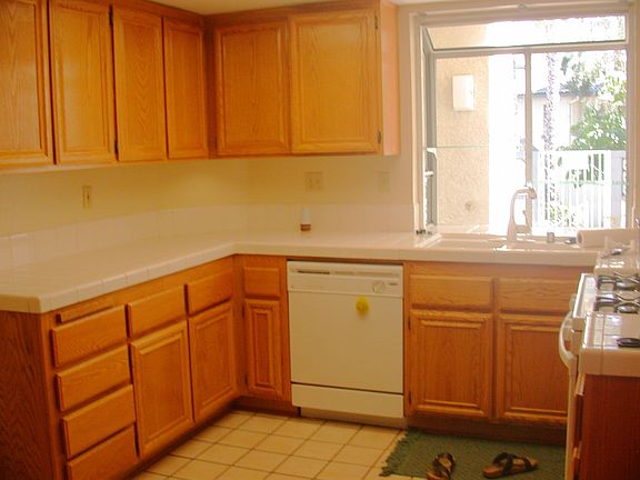 kitchen has eating area,walk-in pantry, new appliances