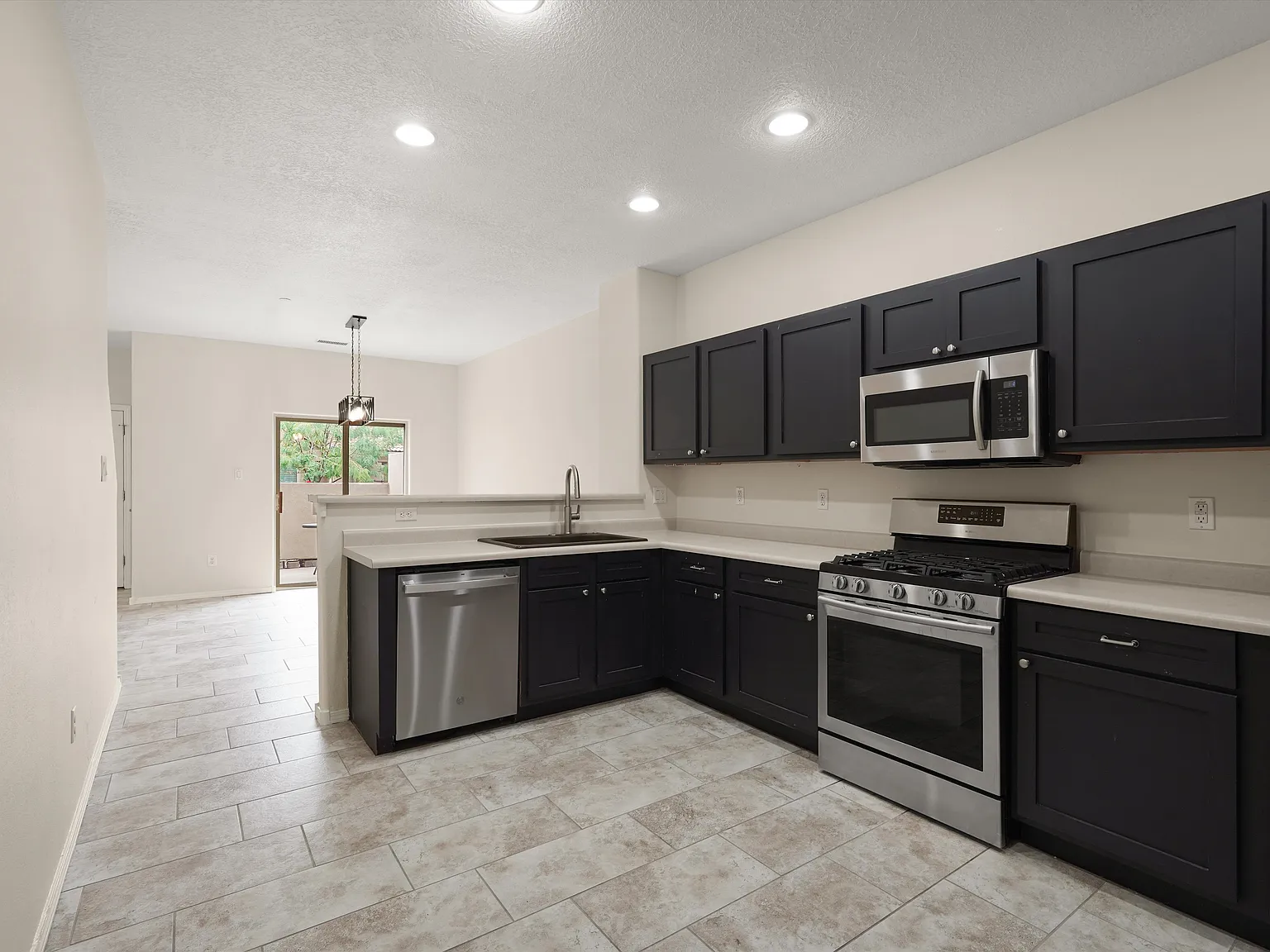 3 bed, 1610 sqft, $2,300 — Photo 4