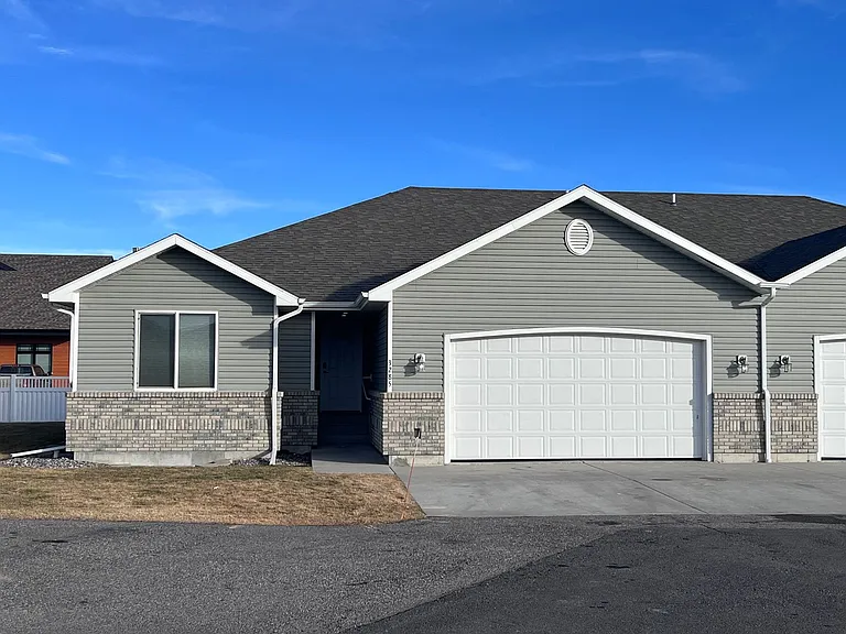 3285 Banff Ave — Photo 1