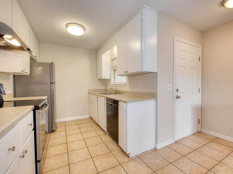 203 E St — Photo 10