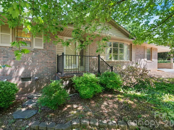 2010 12th Street Dr NW, Hickory, NC 28601