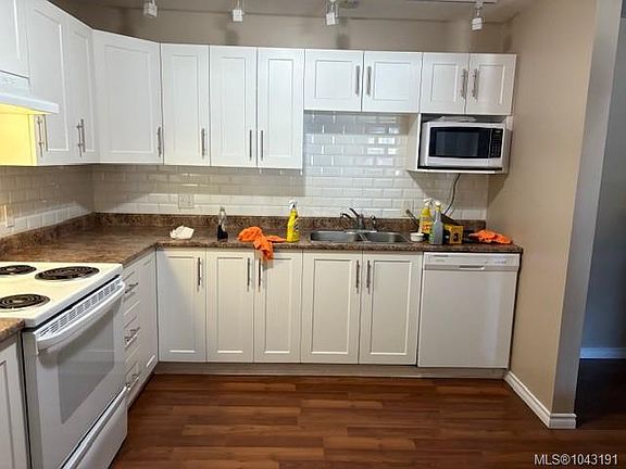 2nd image of 3185 Barons Rd #107