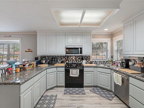 3rd image of 311 Landsburg Ln