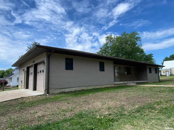 590 E Myrtle St, Canton, IL 61520