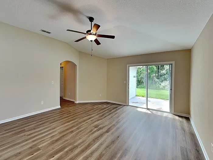 4 bed, 2.0 bath, 2080 sqft, $2,195 — Photo 4