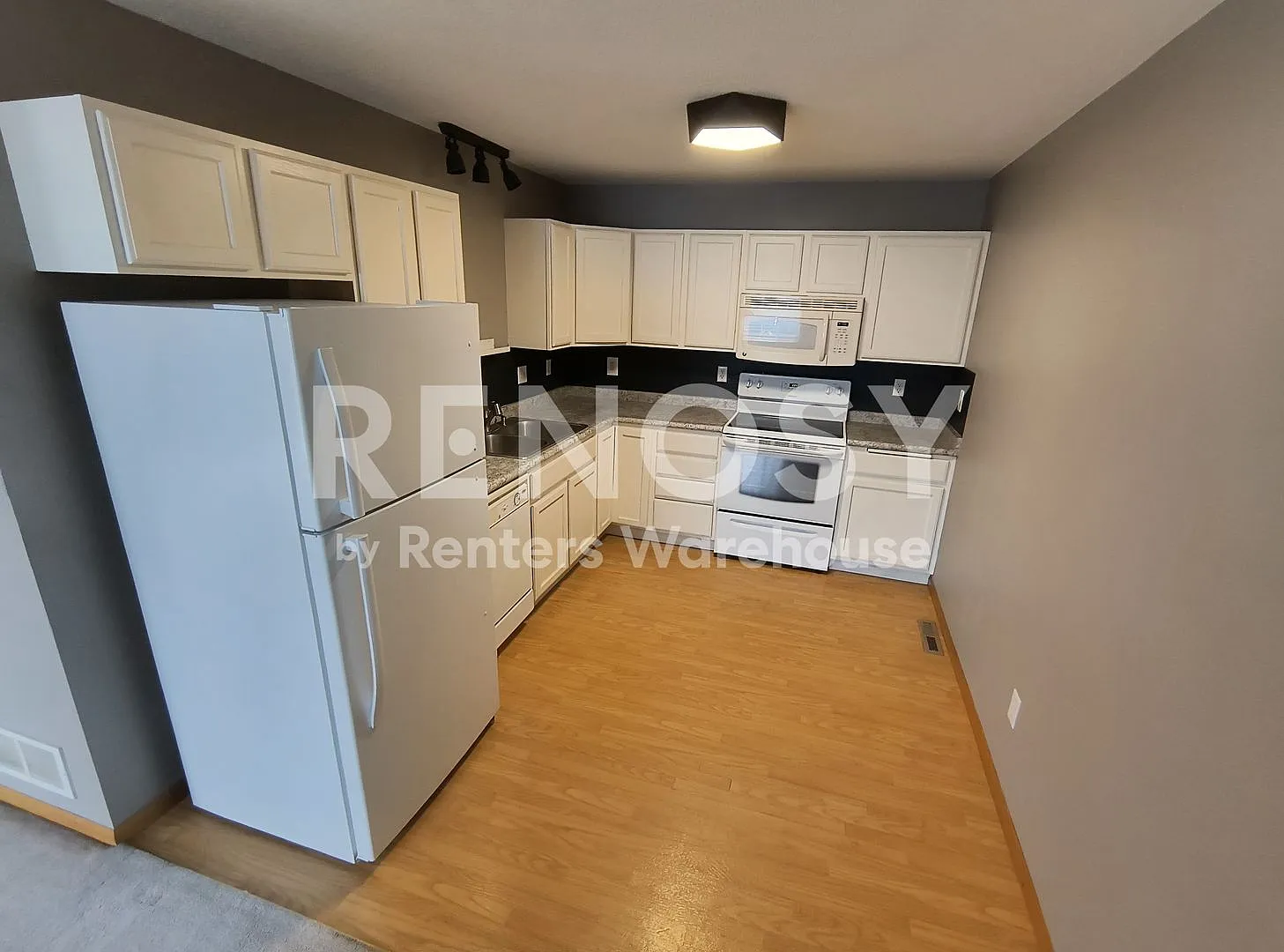 Available Now 2 bedroom 2 Bath Townhouse in Woodbury — Photo 3