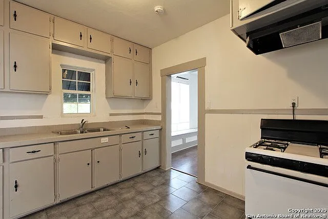 706 Canton — Photo 10