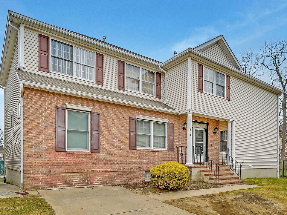 1st image of 801 Twin Oaks Dr
