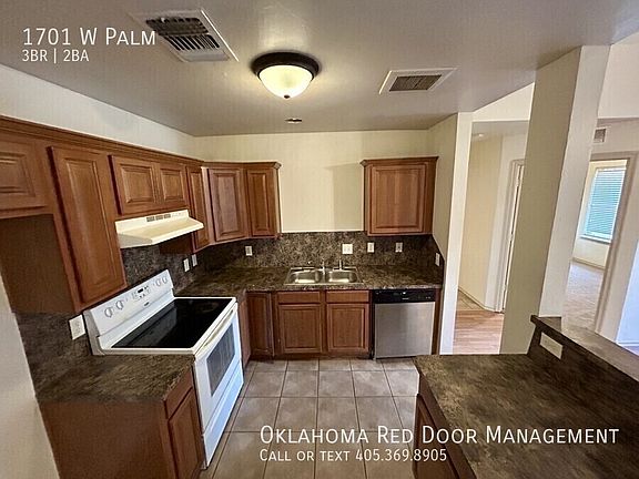 3rd image of 1701 W Palm Pl