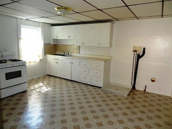 Kitchen angle 2