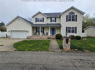 10 Hayes Ln, Hurricane, WV 25526