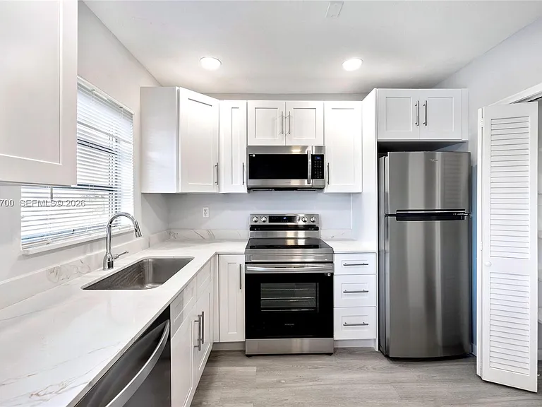 1825 Cleveland St #12 — Photo 3