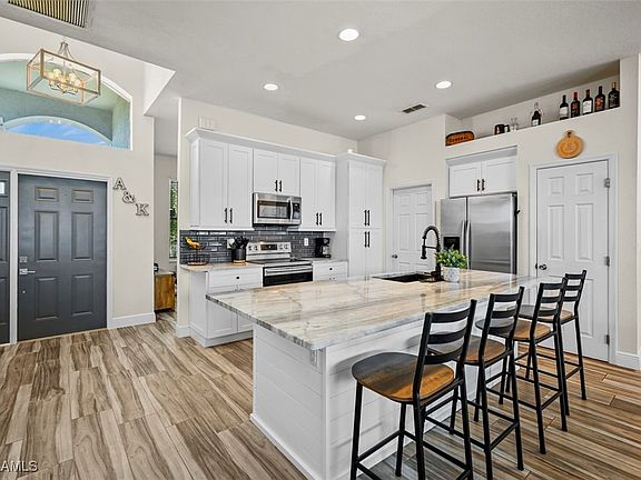 5th image of 167 Blackstone Dr