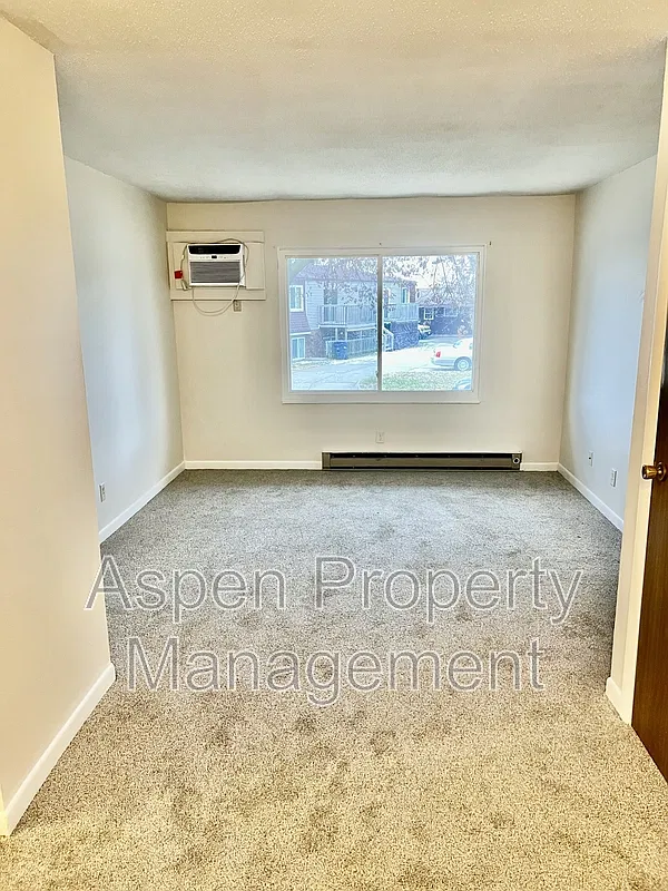2 bed, 1.0 bath, 725 sqft, $900 — Photo 2