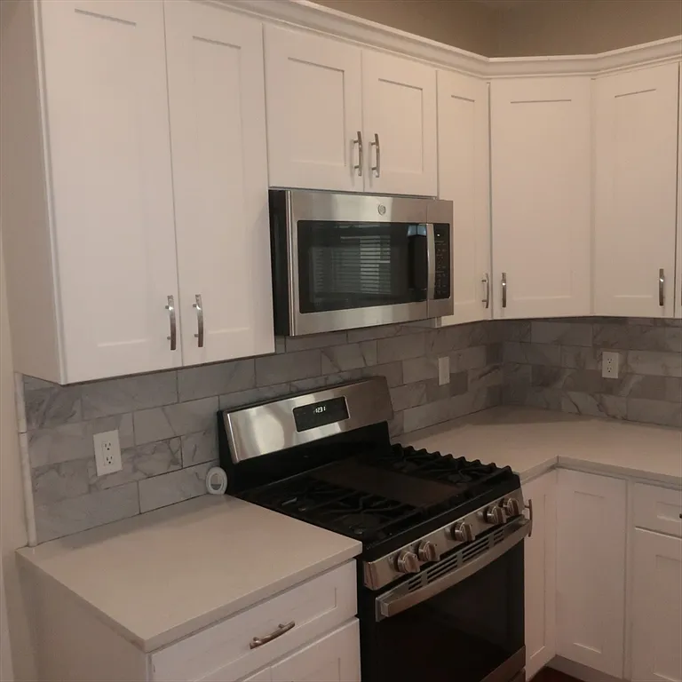 3 bed, 1.0 bath, 800 sqft, $3,000 — Photo 3