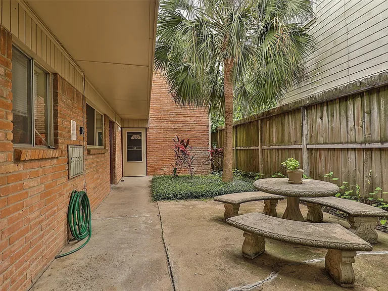2201 Driscoll St #4 — Photo 1