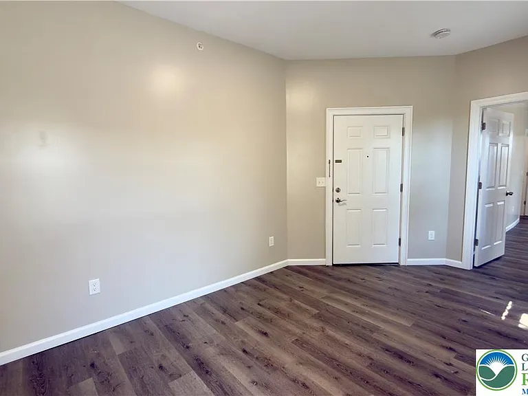 801 W Broad #3 — Photo 13