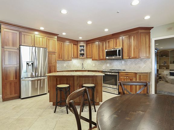 004-photo-eat-in-kitchen-8510389.jpg
