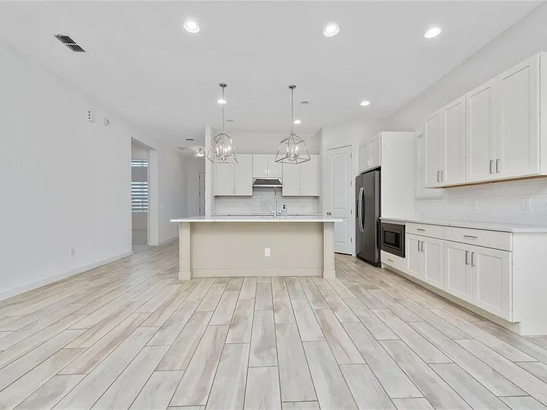 8664 Dubochet St — Photo 29