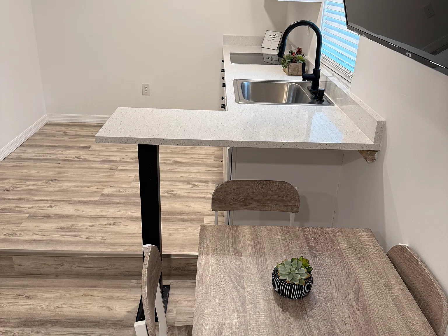 1 bed, 300 sqft, $1,250 — Photo 3