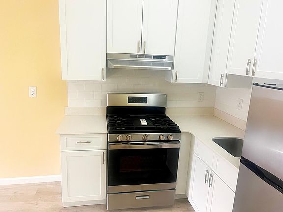 4th image of 1004 Belmont Ave #2