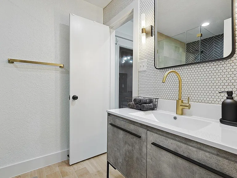 2420 Vista Glen Ln — Photo 37