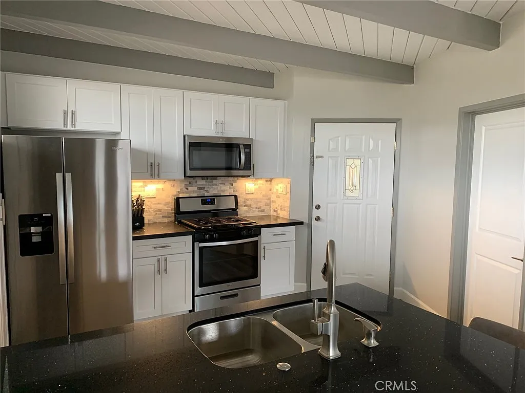 2 bed, 700 sqft, $3,100 — Photo 1