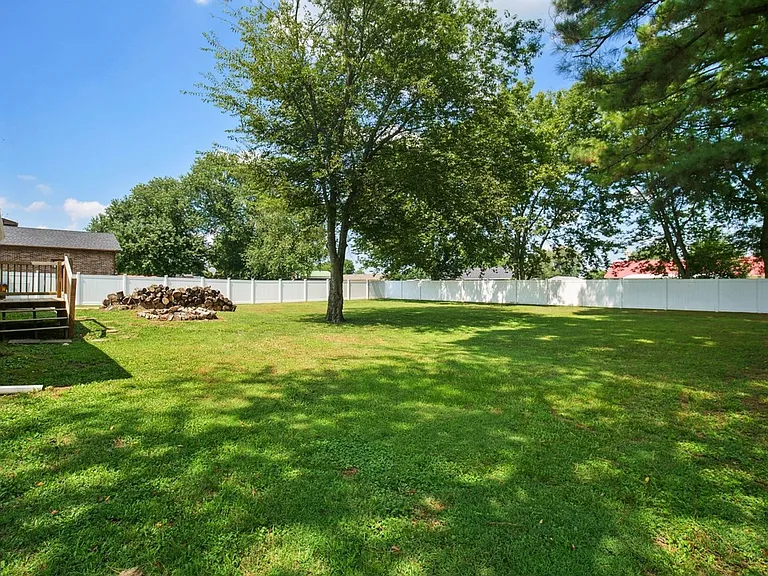 106 Napier Dr — Photo 2