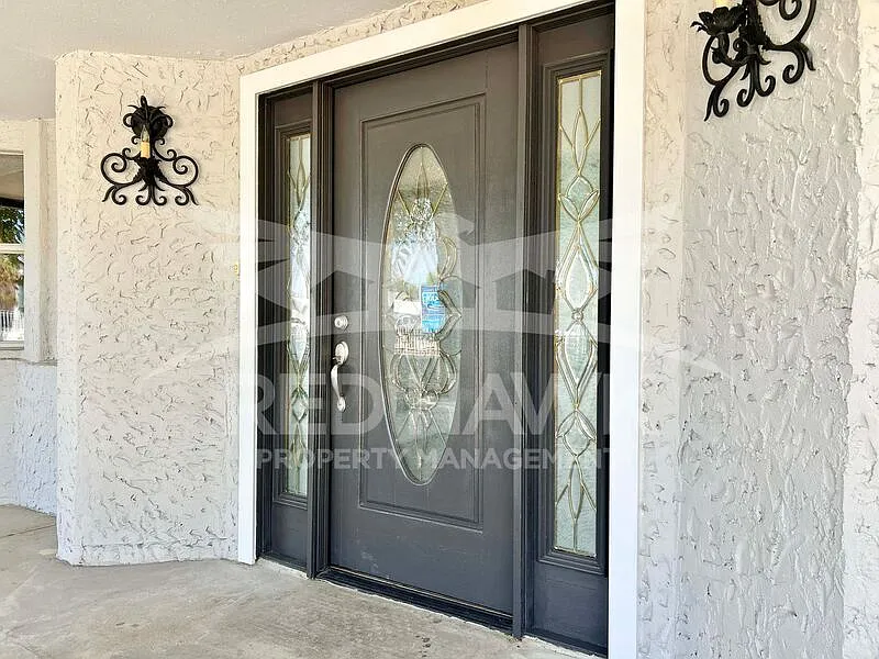 5 bed, 2.0 bath, 2052 sqft, $2,495 — Photo 4