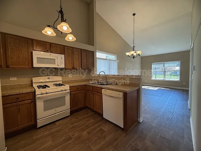 1652 Cesario Dr — Photo 8