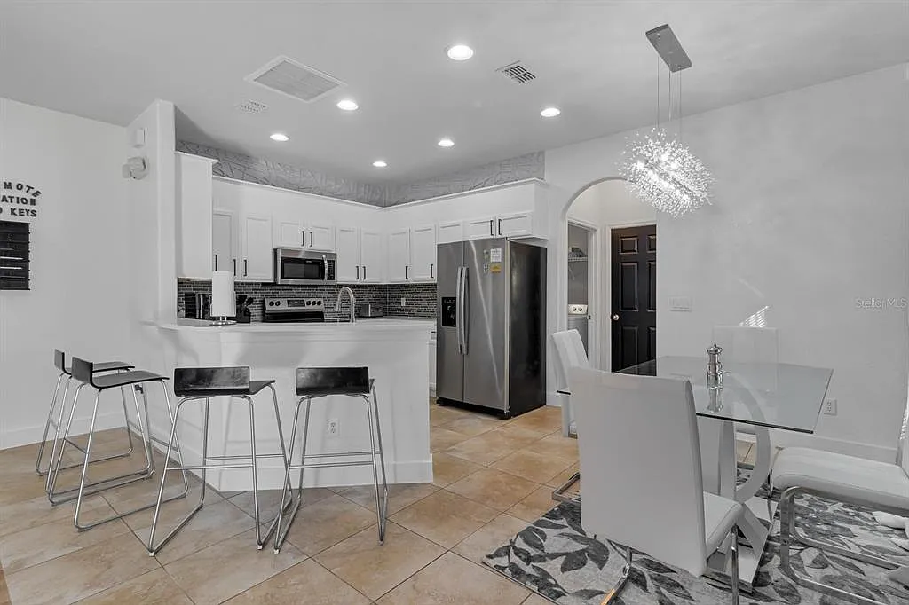 4 bed, 2.5 bath, 2072 sqft, $3,450 — Photo 4