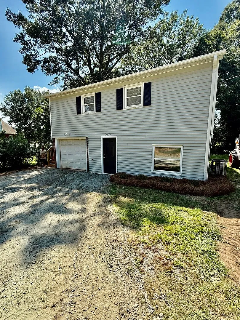 Extra Large One Bedroom House — Photo 2