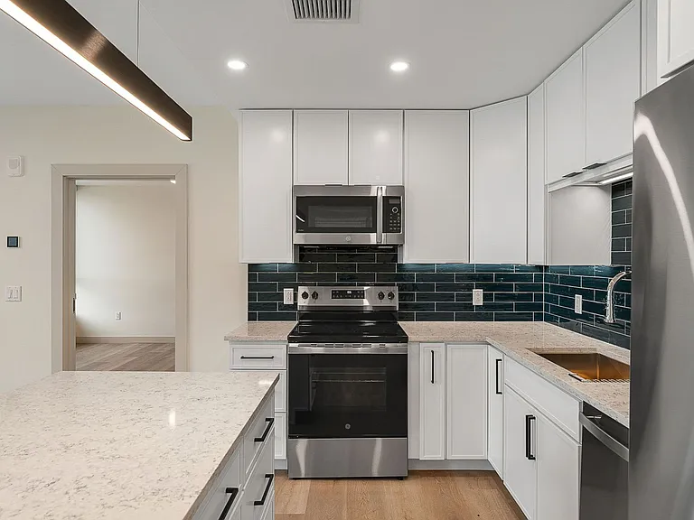 Bank Street Apartments at Burlington Square — Photo 18