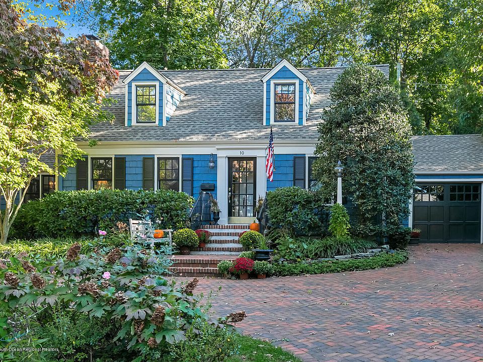 1st image of 10 Oakwood Ln