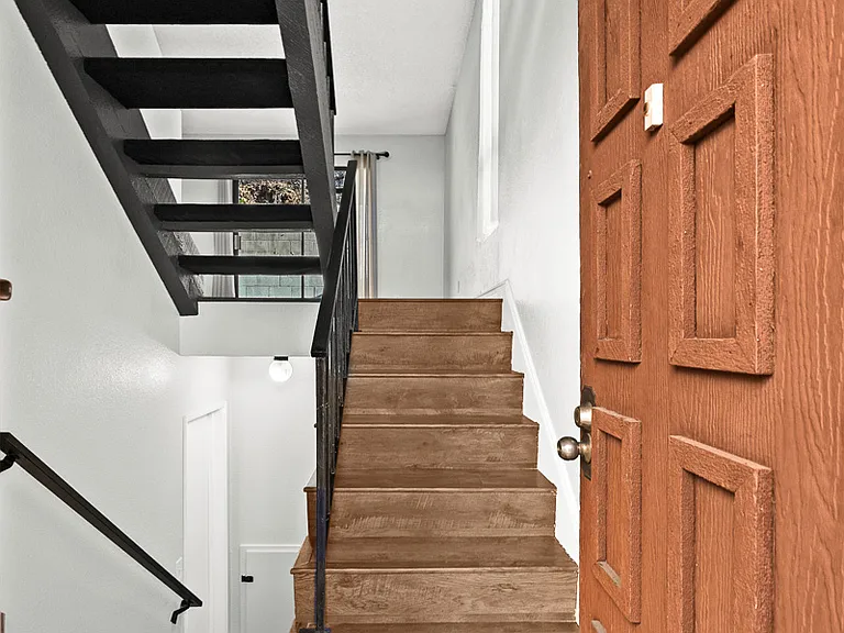 1040 S Garfield Ave — Photo 2