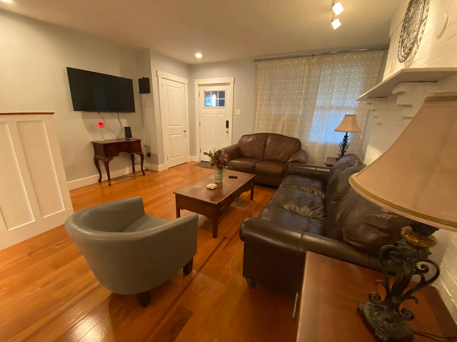 3 bed, 1.5 bath, 1360 sqft, $2,500 — Photo 2